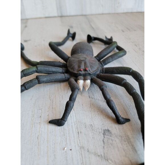 Rubber spider window cleaning Halloween tarantula prop decor - Picture 4 of 7